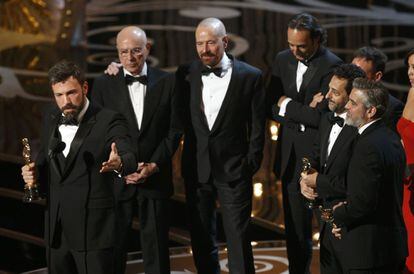 El director y productor Ben Affleck (i) y los productores Grant Heslov y George Clooney (d) recogen el Oscar a la mejor película por 'Argo'.