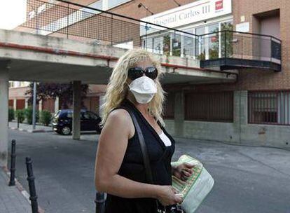 "No puedo verla sin mascarilla", dice Loli, la madre de una chica hospitalizada por tener nueva gripe.