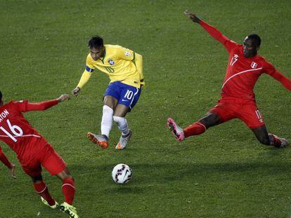 Neymar fa la passada per al segon gol del Brasil.