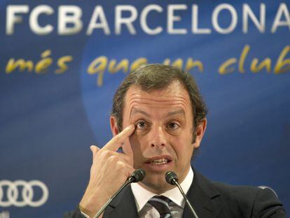 DEP03. BARCELONA, 22/12/2011.- El presidente del Barcelona, Sandro Rosell, ha hecho hoy balance de la temporada y ha confesado que le pediría a los Reyes Magos la renovación de Pep Guardiola, cuyo contrato vence a finales de la presente temporada, aunque ha admitido no sentir "pánico" si el técnico azulgrana decidiera no continuar al frente del equipo catalán. EFE/Alejandro García.
