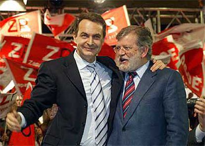Rodríguez Zapatero y el presidente extremeño, Juan Carlos Rodríguez Ibarra, durante un acto electoral ayer en Badajoz.