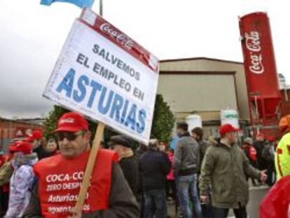 Trabajadores de Coca-Cola de la planta de Colloto en Asturias, en una marcha de protesta por el cierre.