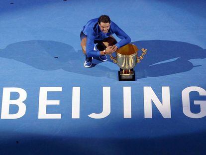 Nadal posa con el trofeo de campe&oacute;n en Pek&iacute;n.