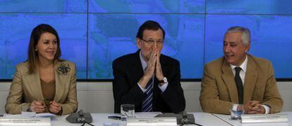 El presidente del Gobierno y del PP, Mariano Rajoy (c), junto a la secretaria general del partido, María Dolores de Cospedal, y el vicesecretario Javier Arenas, al inicio de una reunión extraordinaria del Comité Ejecutivo Nacional de los populares, en la que, con él al frente, responderán a la situación creada por las informaciones sobre supuestos pagos a dirigentes de la formación registrados por su extesorero Luis Bárcenas.