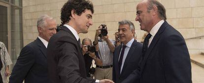 El diputado  general de Vizcaya, Unai Rementería, saludando al ministro de Economía, Luis de Guindos.