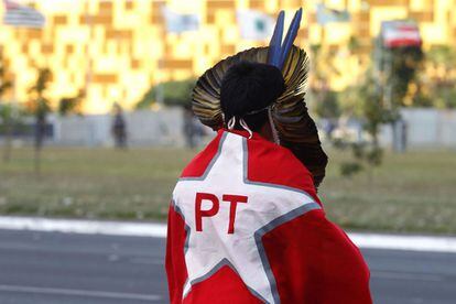 Un manifestante indígena, envuelto en una bandera del PT, frente al Congreso. 