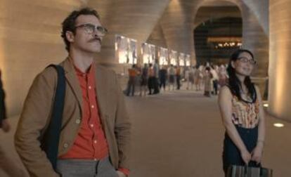 Escena de 'Her', en la que el protagonista es un hombre heterosexual que se enamora de la nueva inteligencia artificial de su 'smartphone', a la que pone voz Scarlett Johansson.