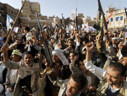 Seguidores de los Huthis se manifiestan contra los bombardeos saudíes en Saná.