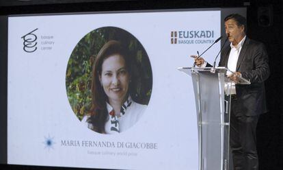 El presidente del jurado del Basque Culinary World Prize, Joan Roca, en el acto que anuncia a la venezolana María Fernanda Di Giacobbe.