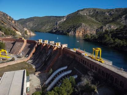 Central hidroeléctrica de Bolarque (Guadalajara), el inicio del acueducto de trasvase del Tajo.