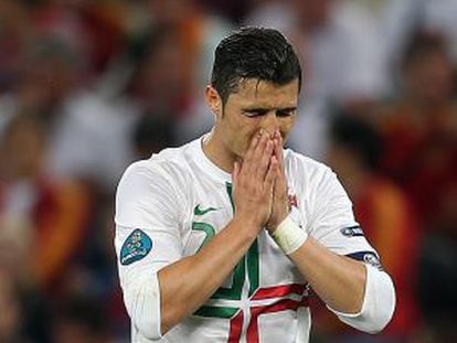 Cristiano se lamenta tras caer ante España.