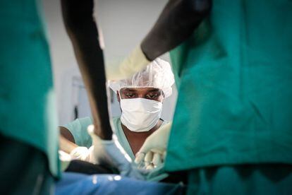 Los dos cirujanos de MSF realizan alrededor de 150 cirugías de emergencia al mes. La mayoría de los casos son las quemaduras causadas por accidentes domésticos, heridas de bala, traumatismos, infecciones que siguen a las picaduras de serpientes o de lesiones que no han sido tratadas con suficiente antelación y que requieren amputación. E la imagen, el doctor Dida opera a una mujer herida de bala.