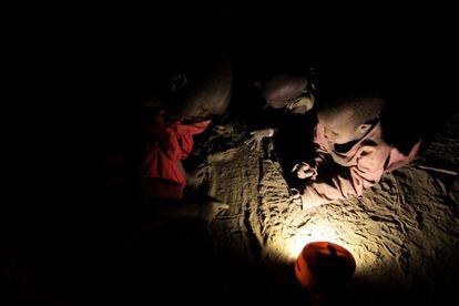 Lekishon ha traído al pueblo una linterna solar. Los niños se apilan delante de la luz, junto a insectos de todo tipo, para dibujar en la arena lo que han aprendido en la escuela durante la mañana.
