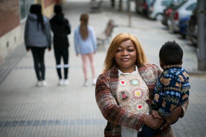 Raquel Micha, que cría sola a cuatro hijos, el viernes pasado fotografiada con ellos en Alcorcón, donde viven.