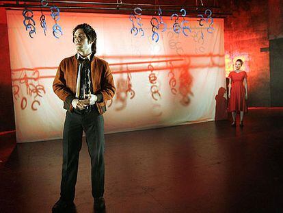 Gael García Bernal, en una escena de <i>Bodas de sangre</i> en el teatro Almeida de Londres (a la derecha, la actriz Lindsey Marshal).