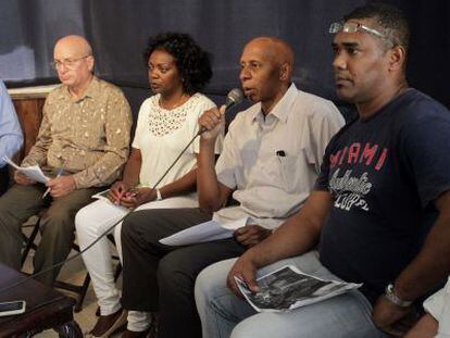 Els dissidents Samuel Rodiles, Felix Navarro, Berta Soler, Guillermo Fariñas, Angel Moya i Egberto Escobedo (e-d) abans de la reunió.