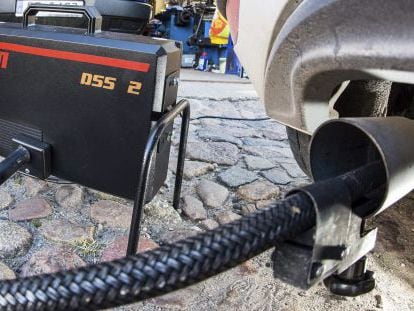 Un dispositivo mide los niveles de emisiones del motor di&eacute;sel de un Volkswagen.