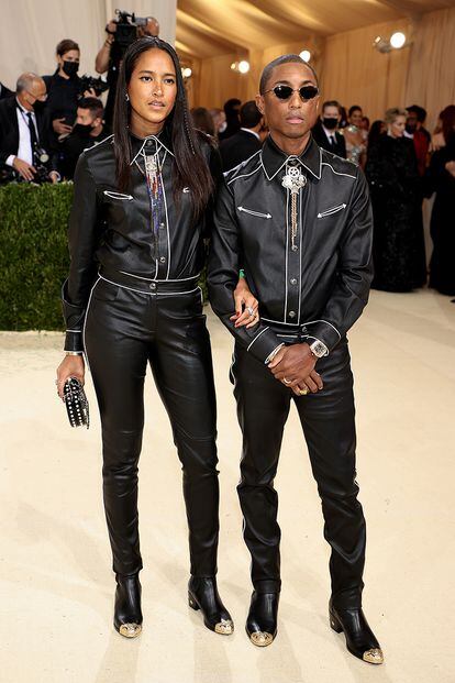 Cuando se ponen el mismo calzado, como en la pasada gala Met, es más sencillo que nunca ver la diferencia de altura entre Pharrell Williams y su mujer, la modelo Helen Lasichanh.