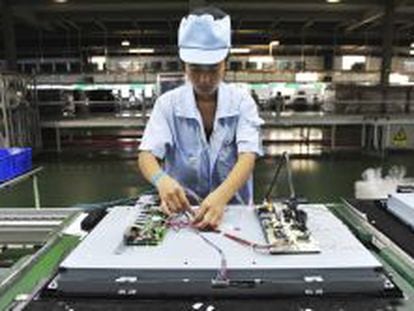 Una operaria china trabaja en una l&iacute;nea de ensamblaje de televisores en una f&aacute;brica de Shenyang, en la provincia de Liaoning (China).