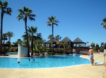 El Puerto Antilla Grand Hotel cuenta con solarium interior y exterior, jacuzzi, baño turco, sauna y piscina climatizada