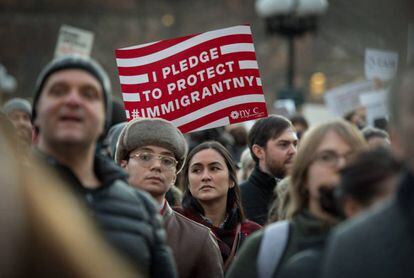 Un cartel que dice: &quot;Prometo proteger a los inmigrantes&quot;, en la manifestaci&oacute;n de Nueva York, el mi&eacute;rcoles.