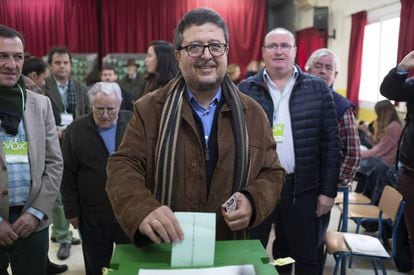 El candidato de VOX a la presidencia de la Junta, Francisco Serrano, vota en el colegio Santa Ángela de la Cruz, en Sevilla.