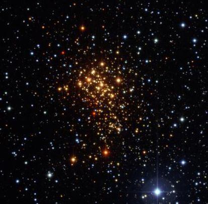 Imagen en visible del cúmulo estelar Westerlund 1, en el que la mayor parte de las estrellas son calientes súper gigantes azules.