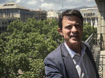 El candidato Manuel Valls, haciéndose un selfi. En vídeo, declaraciones de Manuel Valls.