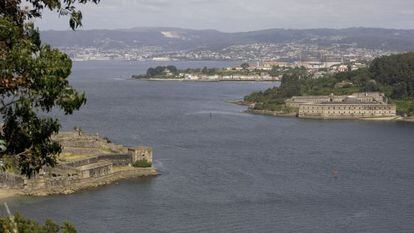 Zona de la ría de Ferrol en la que se realizó el dragado, junto a los castillos de San Felipe y La Palma.