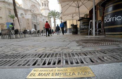 Una de las placas colocadas en Cádiz.