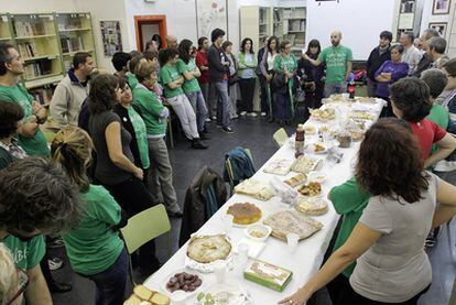 Profesores, alumnos y padres durante una merienda-cena, ayer, en el instituto Juan de la Cierva de Madrid.