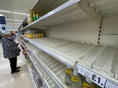 Una compradora se enfrenta en septiembre de 2021 a estantes parcialmente vacíos en un supermercado en Londres.
