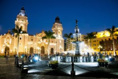 Vista noctuna de la catedral de Lima, en la Plaza de Armas.