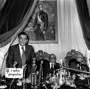 Rueda de prensa del presidente de la Junta preautonómica, Plácido Fernández Viagas (a la izquierda), el 27 de mayo de 1978.