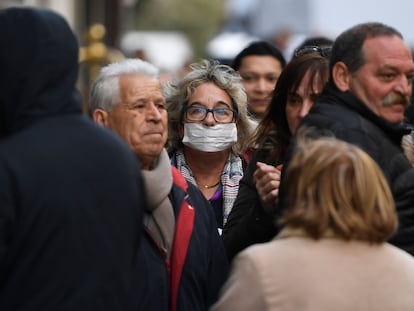 Una persona pasea con una mascarilla por Madrid.