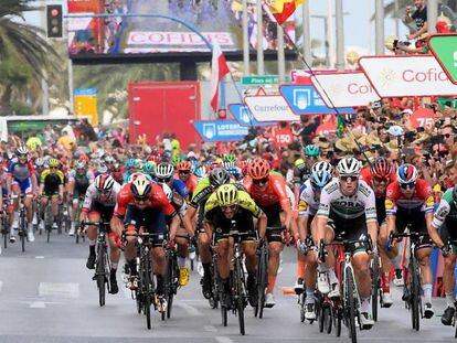 Sam Benett se impone en la meta de la tercera etapa de la Vuelta 2019 en Alicante. En vídeo, así es la vuelta por dentro.