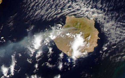 Una imagen de la isla de Gran Canaria desde el satélite Terra en la que se aprecia la columna de humo del incendio.