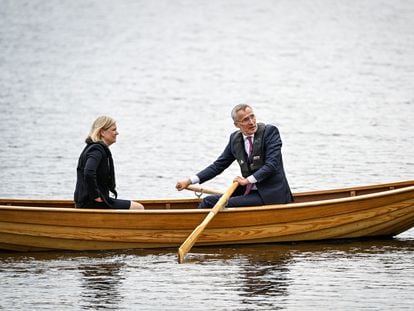 Jens Stoltenberg y Magdalena Andersson, este lunes en un barco de remos en Harpsund (Suecia).