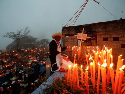 Un hombre visita la tumba de un ser querido, el 2 de noviembre en Mazatlán Villa de Flores (Estado de Oaxaca).