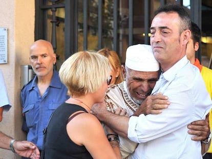 Els pares del nen de tres anys mort en l'atemptat de la Rambla de Barcelona abracen l'imam de Rubí.