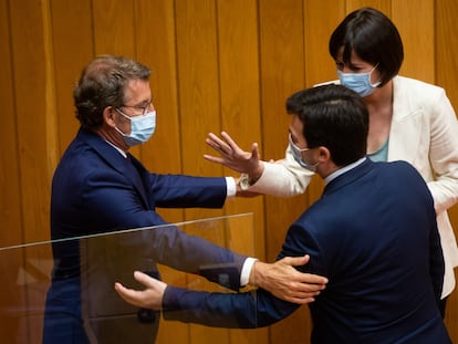 El presidente de la Xunta, Alberto Núñez Feijóo (a la izquierda), es felicitado por los portavoces de la oposición, Gonzalo Caballero (PSOE) y Ana Pontón (BNG), al ser proclamado presidente tras la votación en el pleno de investidura, este jueves.