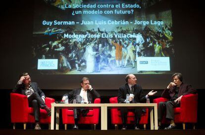 De izquierda a derecha, Jorge Lago, Juan Luis Cebrián, José Luis Villacañas y Guy Sorman.