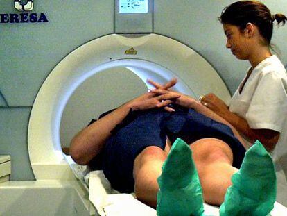 Una paciente se somete a una prueba de resonancia magn&eacute;tica en el hospital La Fe, en Valencia.