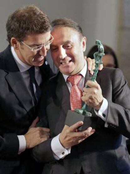 El presidente de la Xunta, Alberto Núñez Feijóo, entrega el presidente de Coren, Manuel Gómez Franqueira, el VII Premio Familia Empresaria de Galicia.