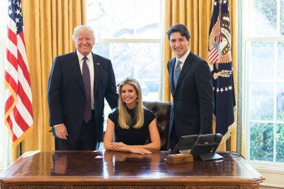 Ivanka Trump entre su padre, Donald Trump, y Justin Trudeau, en el despacho Oval.