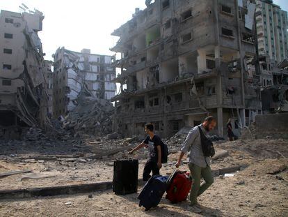 Ciudadanos palestinos evacúan sus casas tras bombardeos israelís en Ciudad de Gaza, Gaza, el 10 de octubre 2023.
