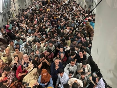 Cientos de afganos en el interior del avión C-17 Globemaster III de la fuerza aérea de EE UU, en Kabul, el 15 de agosto.