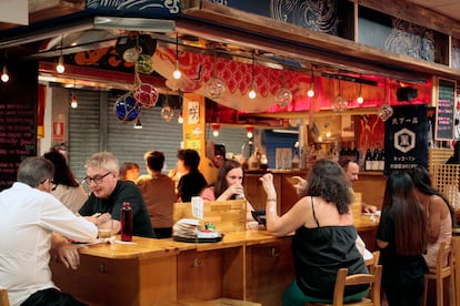 The main bar of the Yokaloka stall, in the Antón Martín market in Madrid, at noon, in the summer of 2022.