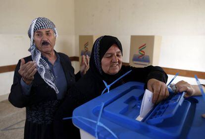 Un kurda vota en el referèndum aquest dilluns en un col·legi electoral d'Erbil.