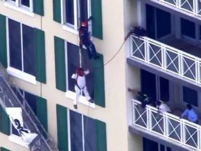 Un operario quedó colgado entre la sexta y la octava planat de un edificio en Florida